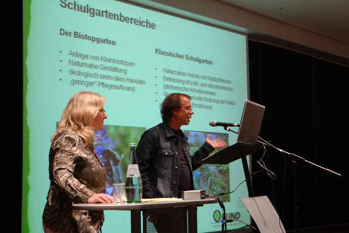 Vortrag zum Projekt des BUND Köln "Schule als Garten", gehalten von Gabriele Falk und Peter Mülbredt.