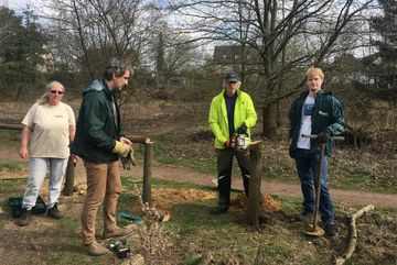 Die Ehrenamtlichen des BUND Köln beim Bau eines neuen Geländers in der Dellbrücker Heide.