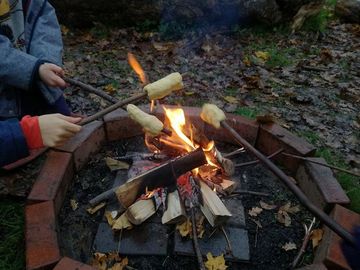 Lagerfeuer mit Stockbrot (J. Over)