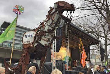 Klima Kohle Demo - RWE - Kohle-Dinosaurier