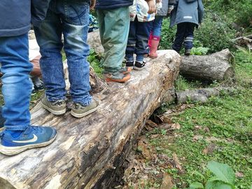 Balancierende Kinder