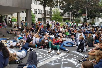 Demo zum Erhalt der Gleueler Wiese und gegen den Ausbau des RheinEnergie-Sportparks im Kölner Grüngürtel.