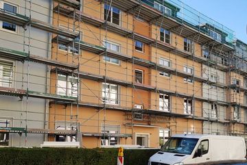 Fassadengerüst in der Gerolsteiner Straße. Spatzen leben in dieser Straße.