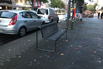 Rund um die Stadtmöbilierung ist wenig Grün zu sehen.