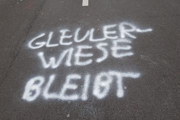 Demo zum Erhalt der Gleueler Wiese und gegen den Ausbau des RheinEnergie-Sportparks im Kölner Grüngürtel.