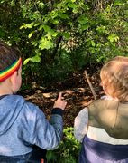 Kinder im Naturerlebnisgarten