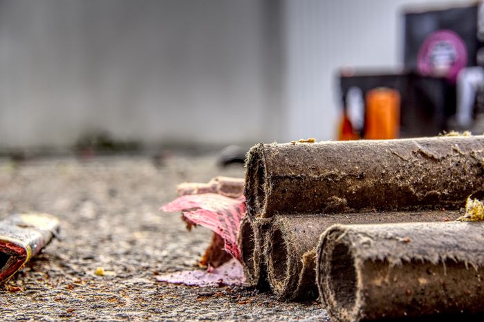Angeschnittene Nahaufnahme von auf der Straße liegenden, fast schon verwitterten Böllern