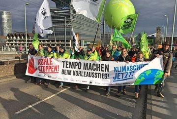 Das Frontbanner der Klima Kohle Demo in Köln.