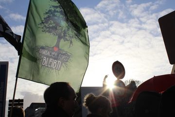 Bei der Klimademo am 29.11 demonstriert der BUND Köln für den Erhalt des Hambacher Forst.