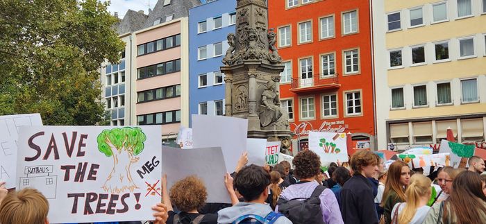 Das Bild zeigt eine Gruppe Menschen mit Transparenten