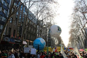 Die demonstrierende Menge am 29. November bei der Abschlusskundgebung des globalen Klimastreik.