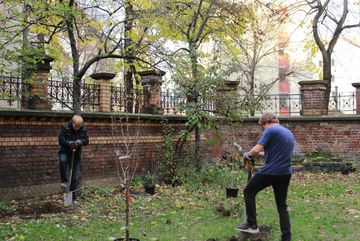 Die ehrenamtlichen und freiwilligen Helfer vom BUND bei der Bepflanzung des Gärtchens kräftig am Werk. 