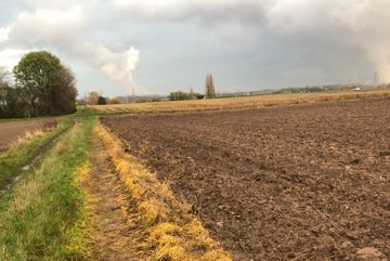 Bis direkt an den Wirtschaftsweg wird geackert, gedüngt und mit Pflanzenschutzmittel gespritzt.