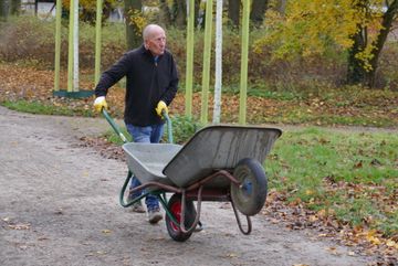Freiwilliger Helfer zeigt vollen Einsatz mit zwei Schubkarren