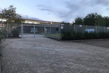 Rund um die neu gebaute Schule in der Neuerburgstraße existieren kaum Grünflächen.