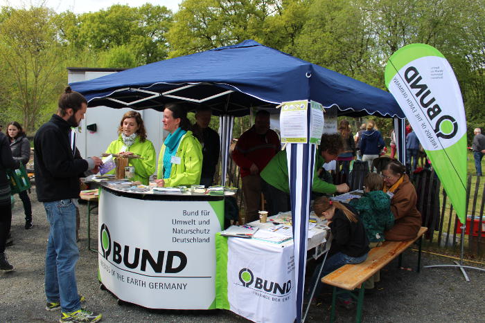 Ein Infostand mehrerer BUND-Kreisgruppen beim Weidefest am Turmhof in Rösrath.