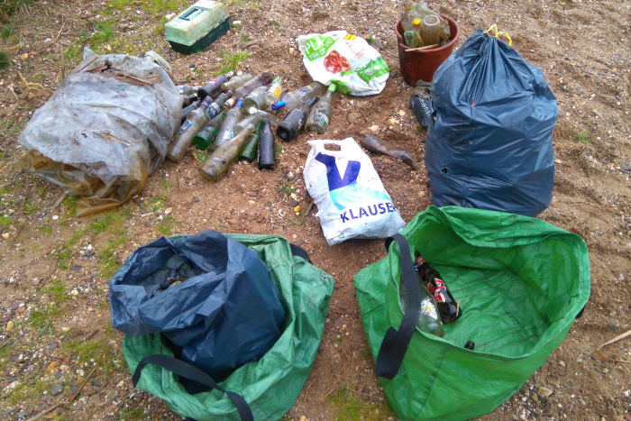 In den Tüten befinden sich verschiedenste Abfälle. Auch Flaschen haben sich viele gesammelt.