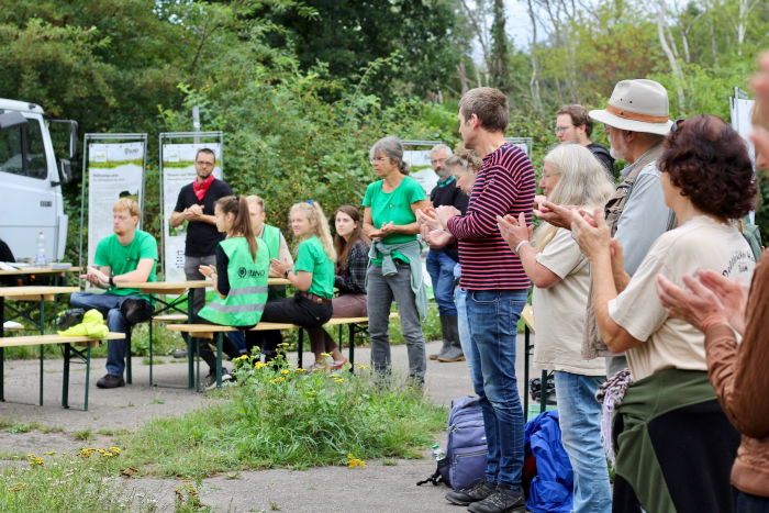 Die Freiwilligen und die Mitarbeiter*innen des BUND Köln applaudieren nach einem Redebeitrag.