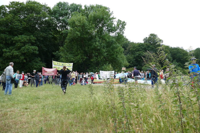 Protestierende auf der Gleueler Wiese.