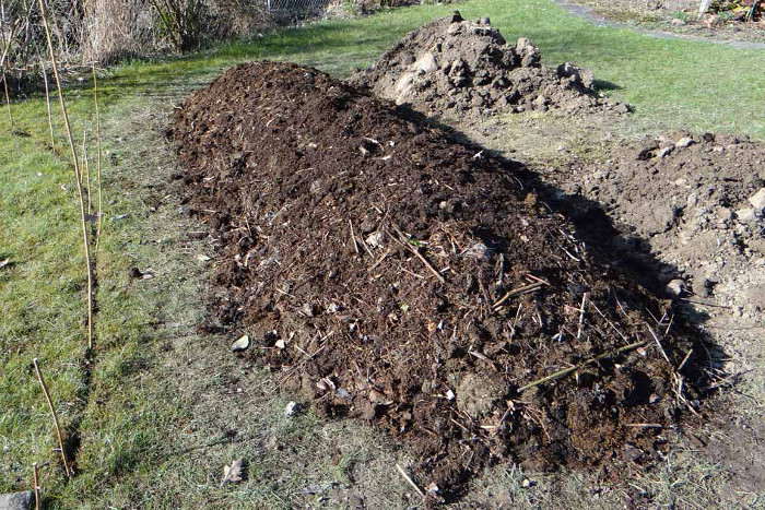 Fünfter Schritt beim Bau eines Hügelbeets: Eine Schicht aus grobem Kompost