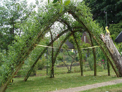 Ein selbstgebautes Weidentor in einerm Schulgarten in Köln, welches im Rahmen des Projektes "Schule als Garten" des BUND Köln entstanden ist.